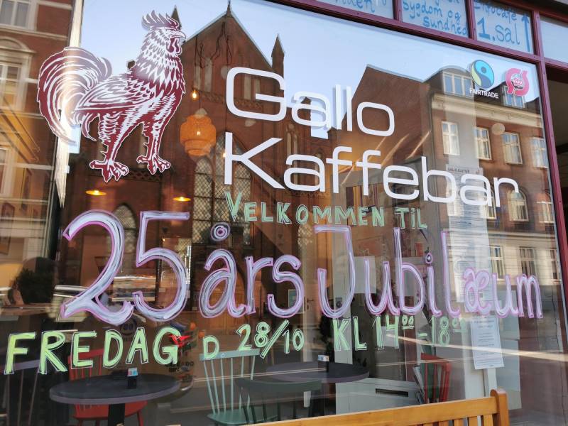 Facaden af Kaffebaren til 25 års jubilæet i oktober 2022